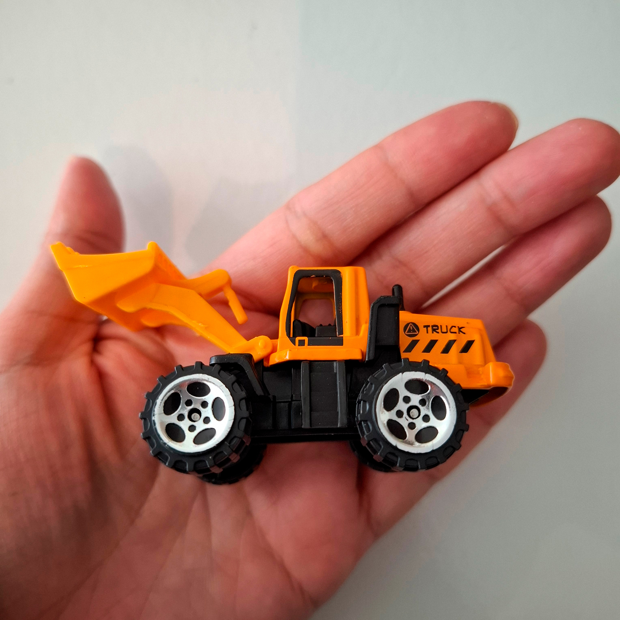 Pala cargadora a escala