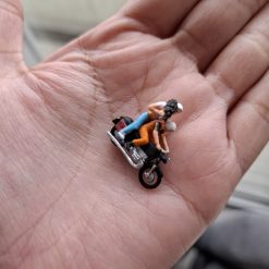 Camarógrafo en moto en miniatura modelo HO escala 1:87