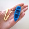 Bote con remos en miniatura