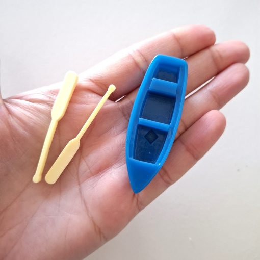 Bote con remos en miniatura