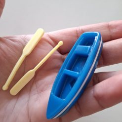 Bote con remos en miniatura