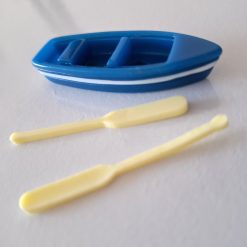 Bote con remos en miniatura