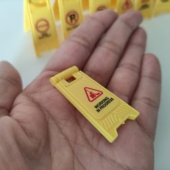 Señalética de plástico plegable amarilla en miniatura