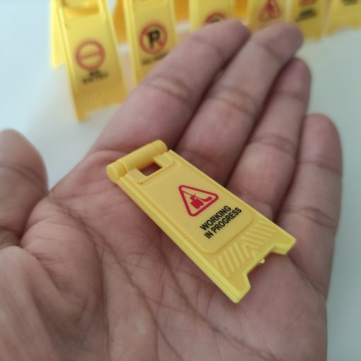 Señalética de plástico plegable amarilla en miniatura