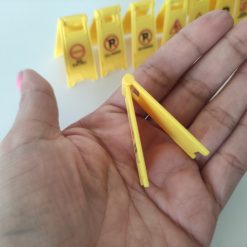 Señalética de plástico plegable amarilla en miniatura
