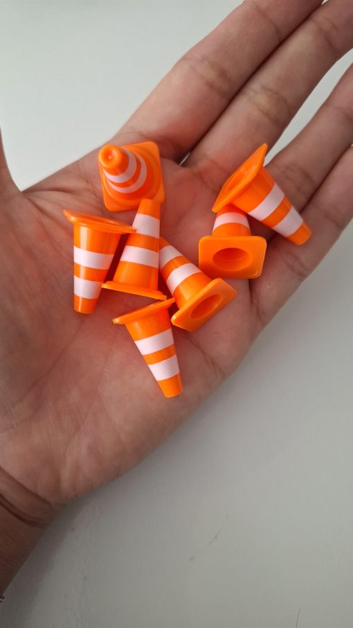 Conos en miniatura color naranja