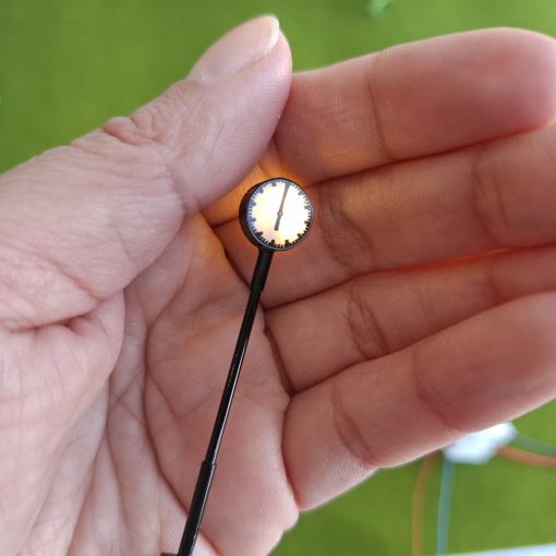 Lámpara reloj a escala