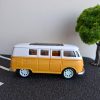 Combi amarilla a escala