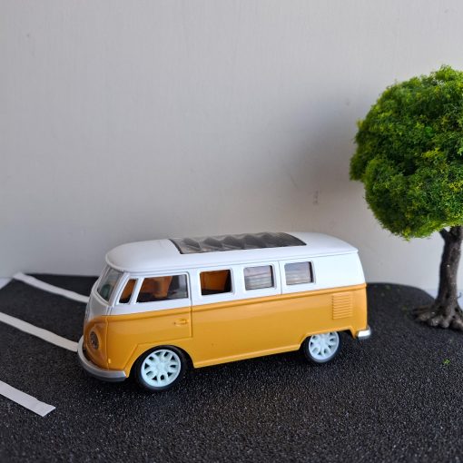 Combi amarilla a escala