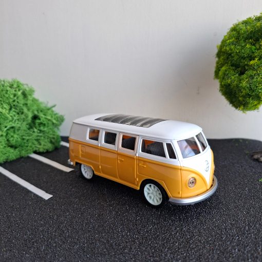 Combi amarilla a escala