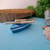 Barco azul en miniatura