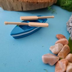 Barco azul en miniatura