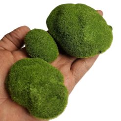 Piedras con césped artificiales